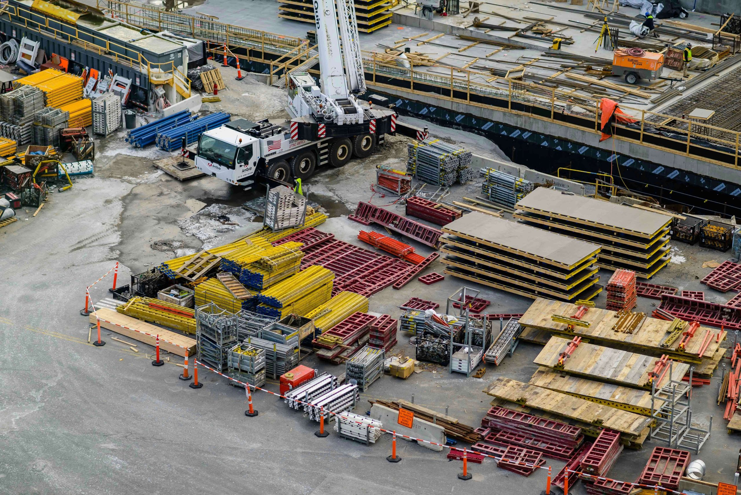 Alcuni materiali da costruzione, barre di ferro, legname e mattoni